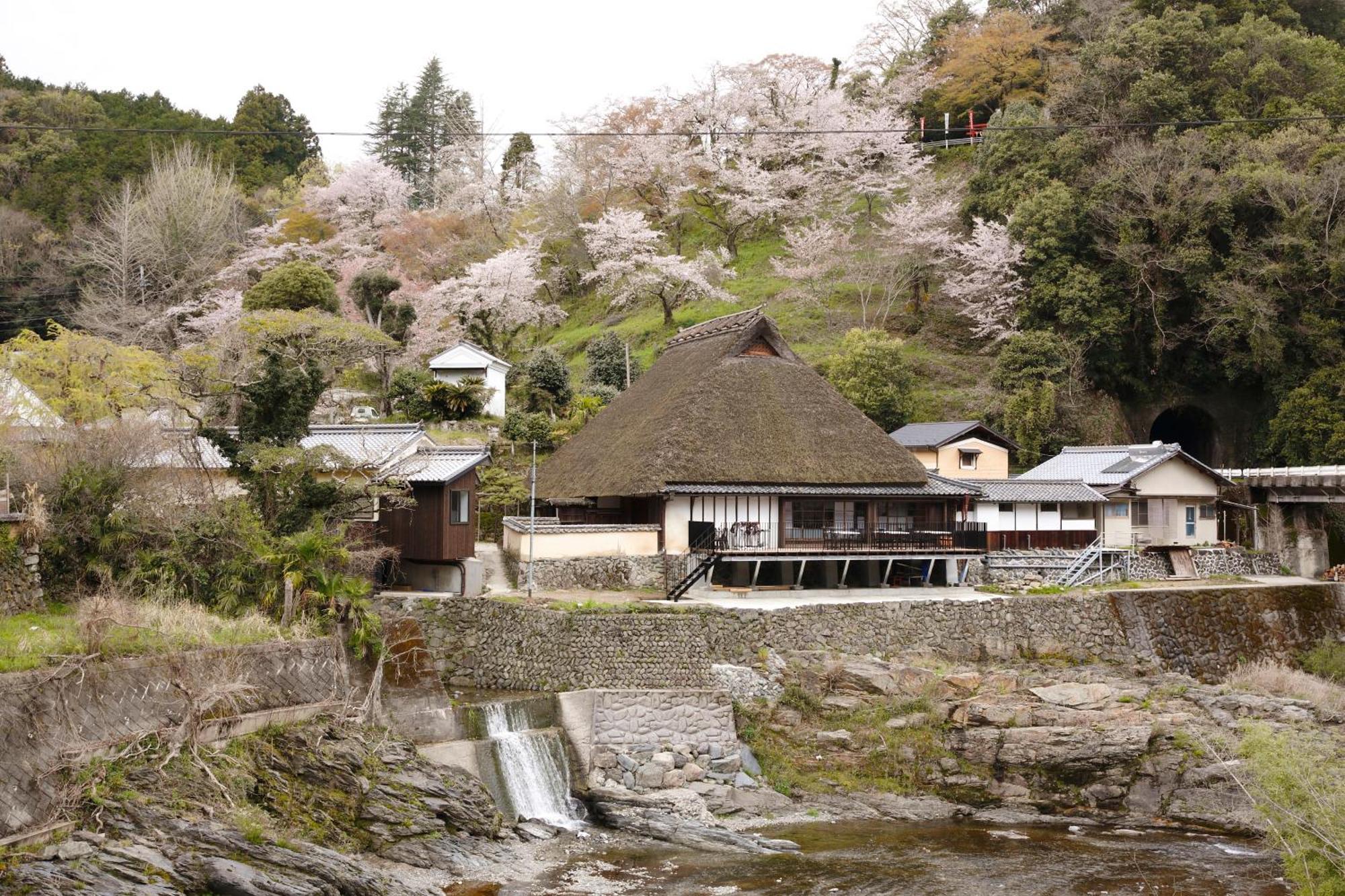 Kanau Gojo Esterno foto